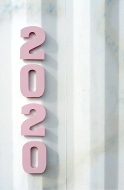 Yaratıcı ilham kavramları 2020, pembe metin numarası ve metal endüstriyel konteynır arkaplan. İş çözümü, eylem planı fikirleri. Pembe ve beyazın tonları