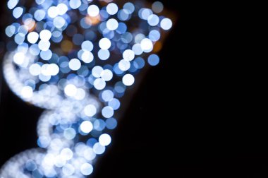 Mavi klasik Noel ışıklarının dairesel yansımaları