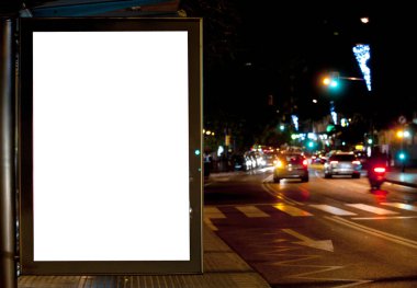 Reklam ekranlı otobüs durağı