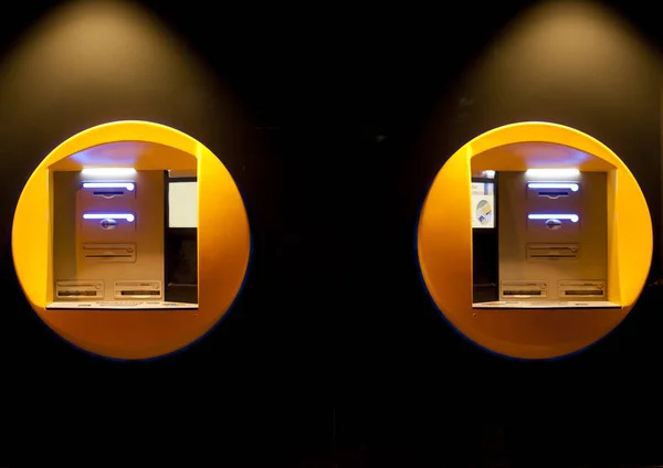 Atm Μηχανήματα Διανομής Χρημάτων Πορτοκαλί Κίτρινη Τράπεζα Σκούρο Φόντο Και — Φωτογραφία Αρχείου