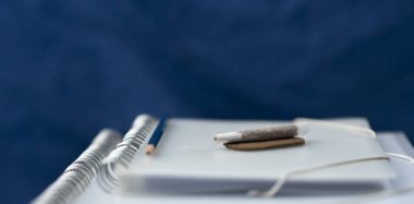 Fas Krallığı 'ndaki Medikal Haşiler - Cbd Tıbbi Fas keneviri esrarı puro için hazırlandı, mavi klasik kalem ve mavi klasik arka plan.