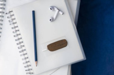 Fas Krallığındaki Medikal Haşiler - Cbd Tıbbi Fas keneviri esrar esrarı sigara kağıdı, filtre, kulaklık, defterler, mavi klasik arka planlı mavi kalem