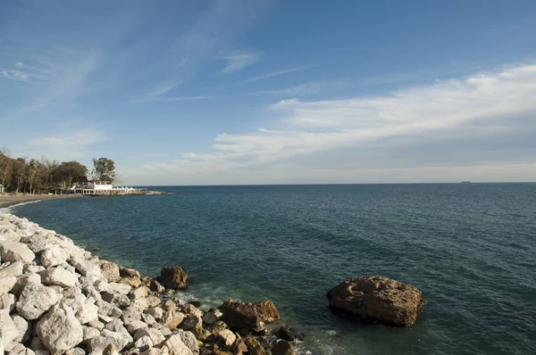 Bela Foto Praias Cidade Málaga Com Spa Fundo Rochas Árvores — Fotografia de Stock