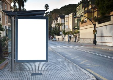 İkamet caddesindeki şehir merkezinde reklam panosu.