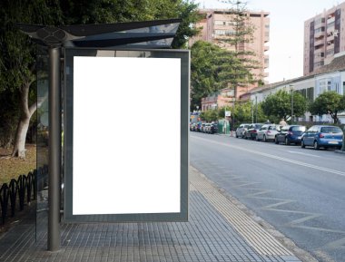 Şehir merkezindeki reklam panosu.