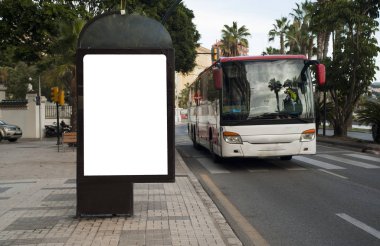 Şehir merkezinde reklam panosu, yaya geçidi olan otobüs.
