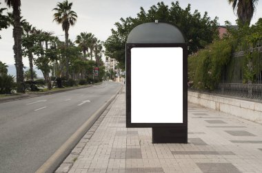 Şehir merkezindeki reklam panosu.