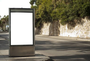 İkamet caddesindeki şehir merkezinde reklam panosu.