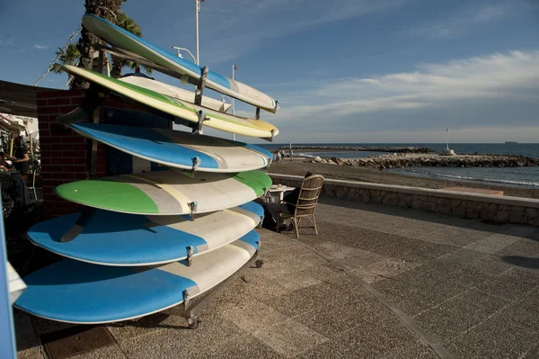 Conjunto Tablas Paddle Situadas Frente Paseo Marítimo Con Mar Fondo —  Fotos de Stock