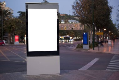 Şehir merkezindeki reklam panosu.