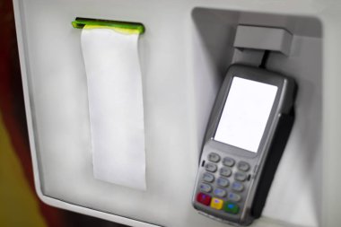 Çek ile birlikte bir kredi kartı ödeme terminali