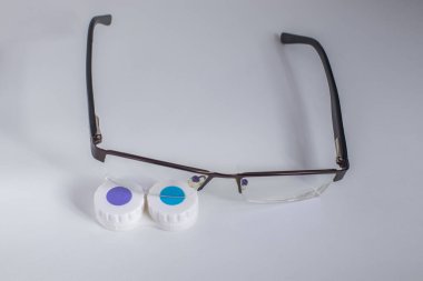 Bir çantada ve gözlüklerde kontak lensler