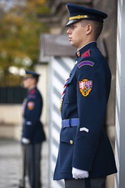 Prag, Çek Cumhuriyeti - 23 Ekim 2005: Prag kalesi muhafızlarının kış üniformalı, dikey yakın çekim fotoğrafı