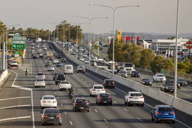 M1 otoyolu tam kapasitede, Queenslands 'ın en işlek yolundaki trafikte sürücüler gecikme yaşıyor..