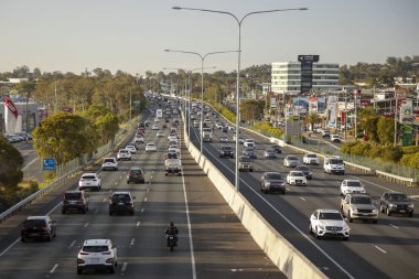 M1 otoyolu tam kapasitede, Queenslands 'ın en işlek yolundaki trafikte sürücüler gecikme yaşıyor..