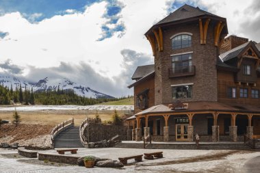 Montana, ABD - 20 Haziran 2011: Büyük Gök Resort Köyü, yaz aylarında İtalyan Lokantası ve arka planı karla dolu