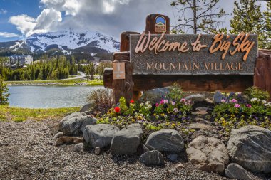 Big Sky Montana, Birleşik Devletler - 21 Haziran 2011: Montana Usa eyaletindeki Madison Sıradağları 'nda kar dolu Big Sky Mountain Village Signage, Lone Mountain arka planına hoş geldiniz.