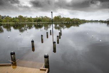 Altın Sahili, Queensland, Avustralya 'da sürekli sağanak yağış nedeniyle zümrüt göllerinde sel baskını