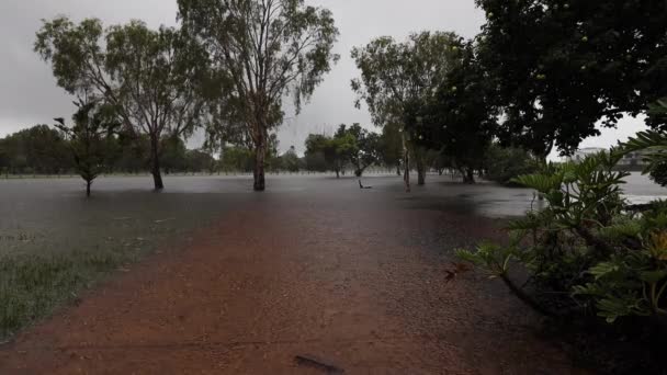 Powodzie Nad Szmaragdowymi Jeziorami Pobliskimi Parkami Spowodowane Stałymi Ulewami Deszczu — Wideo stockowe