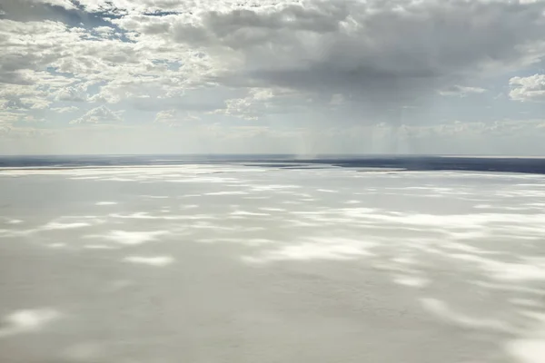 Lake Eyre Salt Flats Australia Meridional aérea con nubes de tormenta dramáticas y precipitaciones — Foto de Stock
