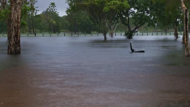 Powodzie Nad Szmaragdowymi Jeziorami Pobliskimi Parkami Spowodowane Stałymi Ulewami Deszczu — Wideo stockowe