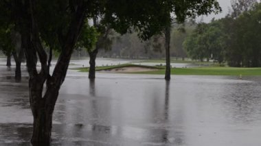 Şiddetli sürekli yağmur, golf sahasında, Gold Coast, Queensland, Avustralya 'da sel baskınına neden olur.