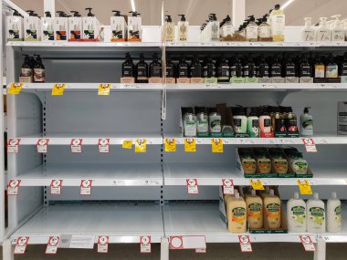Coles süpermarketi boş elle sabun raflarını coronavirüs korkuları ve panik satın alma arasında yıkıyor.