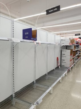 Coles süpermarketi boş tuvalet kağıdı rafları Coronavirüs korkuları ve panik satın alma arasında