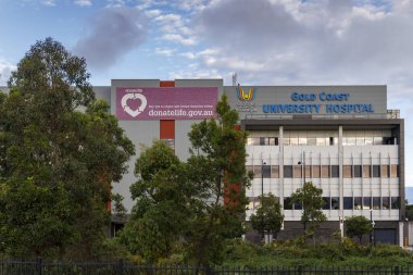Gold Coast, Avustralya - 8 Mart 2020: Gold Coast University Hospital Coronavirus Karantina Merkezi Dış İşareti Gold Coast, Queensland, Avustralya