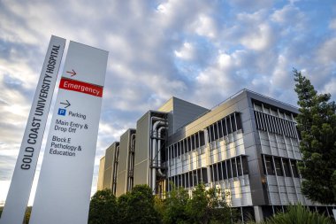 Gold Coast, Avustralya - 8 Mart 2020: Gold Coast University Hospital Coronavirus Karantina Merkezi Dış İşareti Gold Coast, Queensland, Avustralya