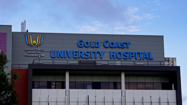 Gold Coast University Hospital Coronavirus quarentena centro exterior sinalização Gold Coast, Austrália — Vídeo de Stock