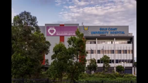 Gold Coast Üniversitesi Hastanesi Coronavirus Karantina Merkezi Dış İşareti Gold Coast, Avustralya — Stok video