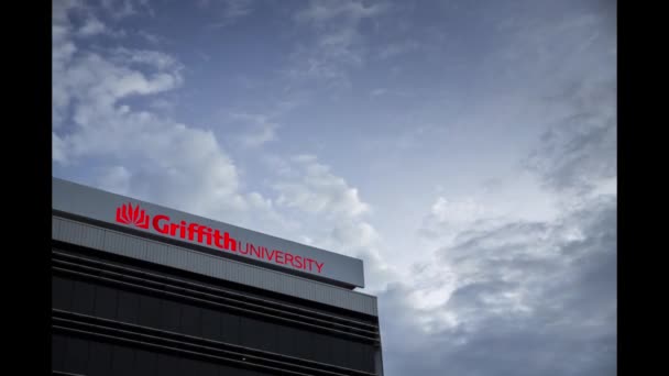 Griffith University Gold Coast building exteriör röd lysande skyltning på skymningen, Australien — Stockvideo