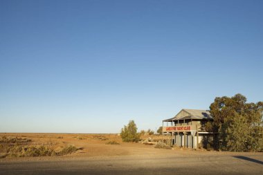 Marree, Güney Avustralya - 9 Ocak 2014: Lake Eyre Yacht Club Marree Avustralya, Oodnadatta Track ve Birdsville Track kavşağı