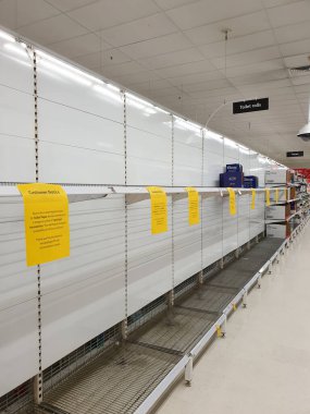 Gold Coast, Avustralya - 9 Mart 2020: Süpermarket Coronavirus 'un korkuları arasında boş tuvalet kağıdı rafları ve bu da müşterilerin paniklemesine ve tuvalet kağıdı stoklamasına yol açtı.