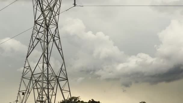 黄金海岸的雷暴带着电话塔登上了坦波林 — 图库视频影像