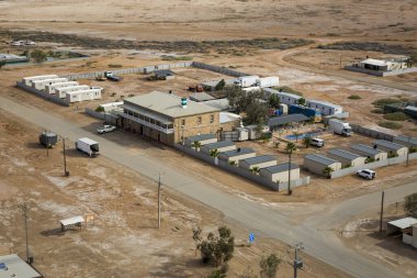 Marre, Avustralya, Avustralya, Avustralya 'da Avustralya kırsal çölünün ortasındaki Marree Otel' in barının hava manzarası.