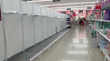 Gold Coast, Avustralya - 14 Mart 2020: Coles süpermarketi Coronavirüs korkuları arasında boş tuvalet kağıdı rafları, alışverişçiler panik içinde tuvalet kağıdı satın alıp stoklayarak Avustralya 'da salgın için hazırlanıyor.