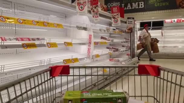 Gold Coast Australia March 2020 Coles Supermarket Empty Meats Shelves — стоковое видео