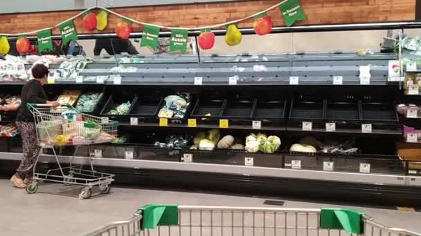 金の海岸 オーストラリア 2020年3月18日 コロナウイルスの恐怖の中でウールワーススーパーマーケット空の新鮮な野菜棚 買い物客パニック野菜の購入と備蓄 オーストラリア — ストック動画