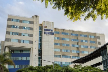 Brisbane, Avustralya - 18 Mart 2020: Royal Brisbane ve Womans Hastanesi dış ve otopark binası, Coronavirus Covid 19 humma kliniği, Brisbane Australia