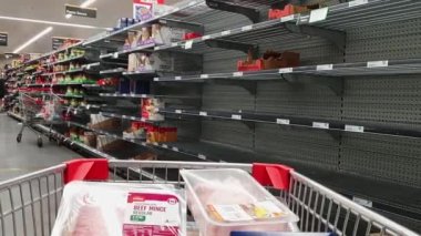 Gold Coast, Avustralya - 20 Mart 2020: Woolworths süpermarketi Coronavirus korkuları arasında boş makarna ve sos rafları, müşteriler panik içinde makarna satın alıp stokluyorlar Avustralya 'da salgın için hazırlanırken.