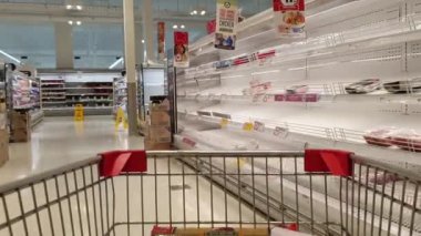 Gold Coast, Avustralya - 17 Mart 2020: Coles süpermarketi Coronavirüs korkuları arasında rafları boşalttı, müşteriler panikledi ve Avustralya 'nın salgın hastalığa karşı hazırladığı çeşitli etleri satın alıp stokladılar.