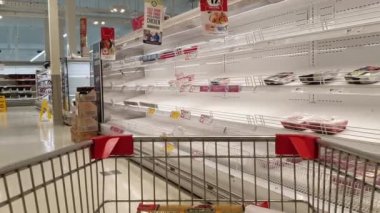 Gold Coast, Avustralya - 17 Mart 2020: Coles süpermarketi Coronavirüs korkuları arasında rafları boşalttı, müşteriler panikledi ve Avustralya 'nın salgın hastalığa karşı hazırladığı çeşitli etleri satın alıp stokladılar.