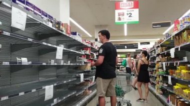 Gold Coast, Avustralya - 21 Mart 2020: Coronavirüs korkuları arasında süpermarket boş makarna ve sos rafları, müşteriler panik içinde makarna alıp stokluyorlar Avustralya 'da 19 salgın için hazırlanıyor