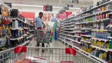 Gold Coast, Avustralya, 20 Mart 2020: Coronavirus güvenlik alışverişi tam yüz maskesi koruyucu maske, Coles süpermarketinin soğuk ve grip bölümünde solunum cihazı takan erkek.