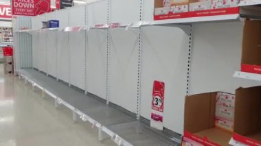 Gold Coast, Avustralya - 14 Mart 2020: Coles süpermarketi Coronavirüs korkuları arasında boş tuvalet kağıdı rafları, alışverişçiler panik içinde tuvalet kağıdı satın alıp stoklayarak Avustralya 'da salgın için hazırlanıyor.