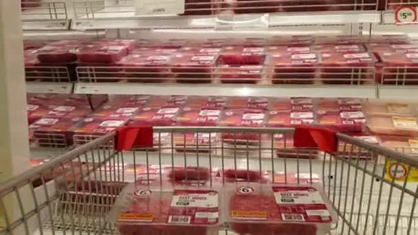 Gold Coast Australien März 2020 Zwei Packungen Hackfleisch Coles Supermarkt — Stockvideo