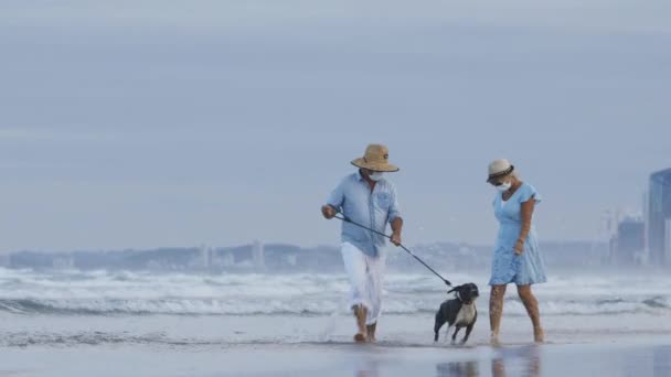 Couple Medical Masks Playing Splashing Eachother While Walking English Blue — Stock Video