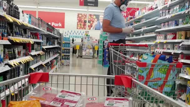 Gold Coast Australien März 2020 Coronavirus Sicherheitseinkauf Mit Ganzgesichtsmaske Männliche — Stockvideo